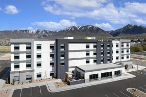TooeleHome2 Suites By Hilton Tooele的山地酒店 ⁇ 染的背景