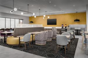 Home2 Suites By Hilton Tooele的电视和/或娱乐中心