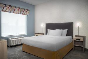Home2 Suites By Hilton Tooele客房内的一张或多张床位