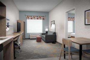 Home2 Suites By Hilton Tooele的电视和/或娱乐中心