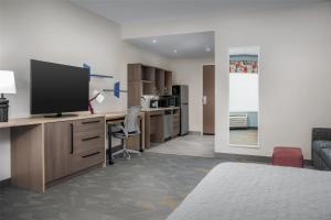 Home2 Suites By Hilton Tooele的电视和/或娱乐中心