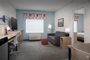 Home2 Suites By Hilton Tooele的电视和/或娱乐中心
