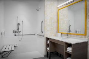 TooeleHome2 Suites By Hilton Tooele的带水槽和淋浴的浴室