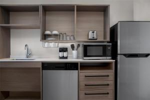 Home2 Suites By Hilton Tooele的厨房或小厨房
