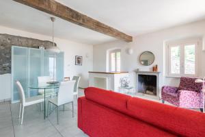 Et opholdsområde på Lake View Terrace Apartment by Rent All Como + 25 billeder