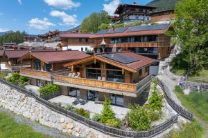 ノイキルヒェン・アム・グロースヴェンエーディガーにあるNationalpark Chalet Vorderkopfの山家空見