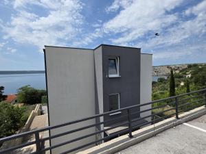 un pequeño edificio al lado de una carretera en Apartment Monika Maslenica, en Maslenica