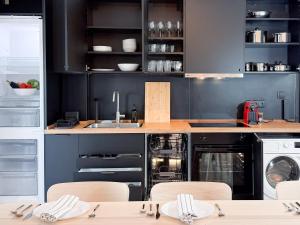 cocina con encimera con fregadero y lavavajillas en Central and Fully-Equipped, en Kavala