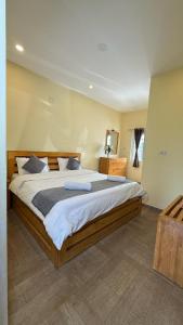 a bedroom with a large bed in a room at Longwood Resorts in Kotagiri