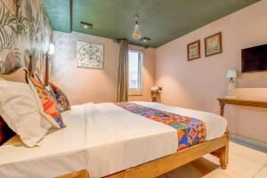 Postel nebo postele na pokoji v ubytování FabHotel The Rajmani