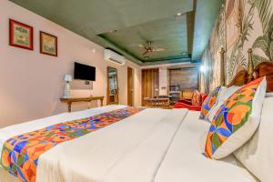 Postel nebo postele na pokoji v ubytování FabHotel The Rajmani