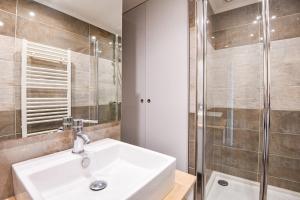 un baño con lavabo y ducha en Appart belle vue mer et plage proche de Monaco, en Cap d'Ail