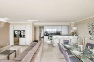 una sala de estar con un sofá y una mesa en Appart belle vue mer et plage proche de Monaco, en Cap d'Ail 16 fotos más