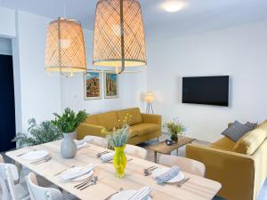 Un comedor con una mesa y un sofá. en Central and Fully-Equipped, en Kavala