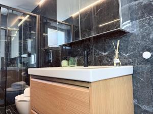 un baño con lavabo e inodoro en Central and Fully-Equipped, en Kavala 38 fotos más