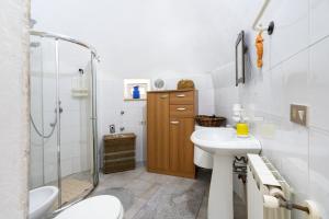 チステルニーノにあるTrullo Antica Pietraの洗面台、シャワー、トイレ付きのバスルーム +17枚の写真