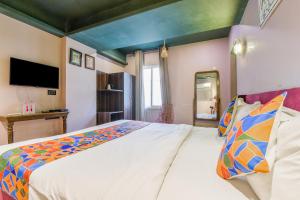 Postel nebo postele na pokoji v ubytování FabHotel The Rajmani