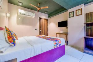 Postel nebo postele na pokoji v ubytování FabHotel The Rajmani