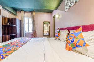 Postel nebo postele na pokoji v ubytování FabHotel The Rajmani