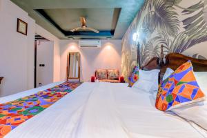 Postel nebo postele na pokoji v ubytování FabHotel The Rajmani