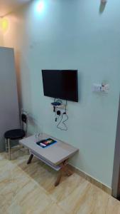 Una televisión o centro de entretenimiento en BNB Ganges