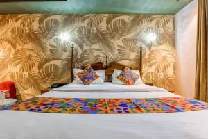 Postel nebo postele na pokoji v ubytování FabHotel The Rajmani