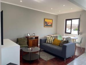 ein Wohnzimmer mit Sofa und Tisch in der Unterkunft Sea Breeze Apartment in Lagos