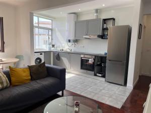 ein Wohnzimmer mit Sofa und eine Küche in der Unterkunft Sea Breeze Apartment in Lagos