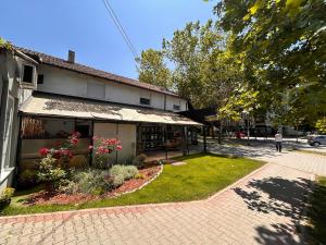 ズレニャニンにあるBlack and Ginger Residenceの前に庭がある建物