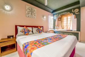 Postel nebo postele na pokoji v ubytování FabHotel The Rajmani