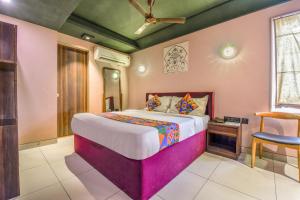 Postel nebo postele na pokoji v ubytování FabHotel The Rajmani