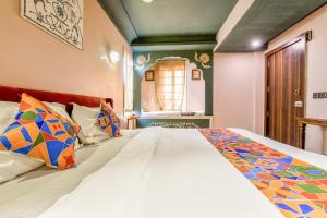 Postel nebo postele na pokoji v ubytování FabHotel The Rajmani