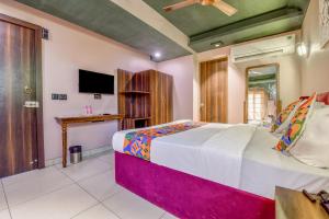 Postel nebo postele na pokoji v ubytování FabHotel The Rajmani