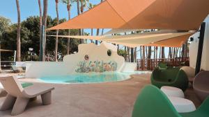 A piscina localizada em Cavo Maris Beach Hotel ou nos arredores