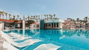 A piscina localizada em Cavo Maris Beach Hotel ou nos arredores