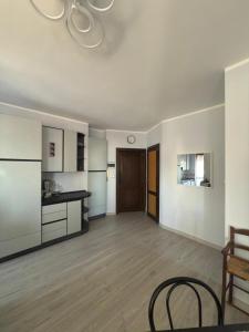 an empty living room with a kitchen and a table at Casa Vacanze 228 in Villa Rosa
