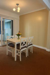 Fotografie z fotogalerie ubytování Elegant & Cozy 3 Bed End Terraced Stay v destinaci Northfield