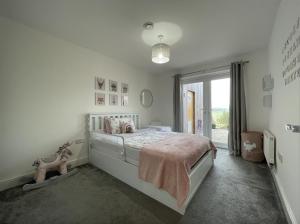 Ένα ή περισσότερα κρεβάτια σε δωμάτιο στο 4 Bed House with Breathtaking Views in Bromley