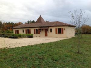 a small house in a field with a yard at Maison Périgourdine au calme in Saint-Cybranet