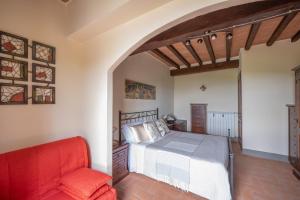 Postel nebo postele na pokoji v ubytování Casa Marlèn - Medieval Borgo & pool - ItalyWeGo