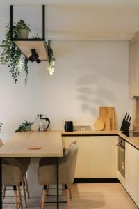 una cocina con mesa y algunas plantas en la pared en The Lake Home B1 ap13, en Sibiu
