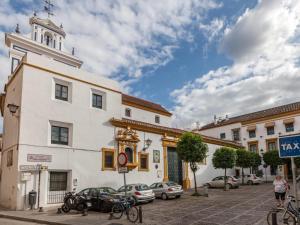 セビリアにあるLanza Tranquilo y acogedorの時計塔のある建物