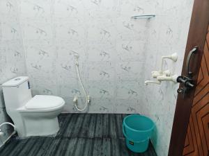 Ένα μπάνιο στο Non AC Room With Shared lounge