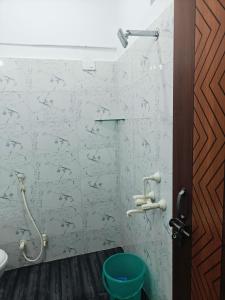 Ένα μπάνιο στο Non AC Room With Shared lounge