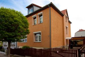 een bruin huis met een hek ervoor bij Roßtrappensicht in Thale