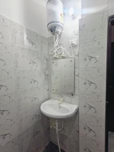 Ένα μπάνιο στο Non AC Room With Shared lounge