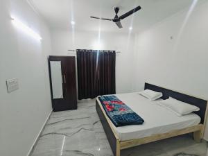 Ένα ή περισσότερα κρεβάτια σε δωμάτιο στο Non AC Room With Shared lounge