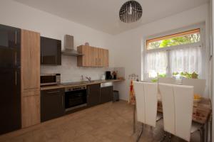 een keuken met zwart-witte apparatuur en een raam bij Roßtrappensicht in Thale