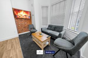 a living room with two chairs and a table at No 26 6 Bedroom House By AltoLuxoExperience Short Lets & Serviced Accommodation With Free Wifi in Burnham on Sea