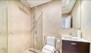 ドバイにあるStunning Sea View 2BR Luxury Apartment in Marinaのシャワー、トイレ、洗面台を備えたバスルーム